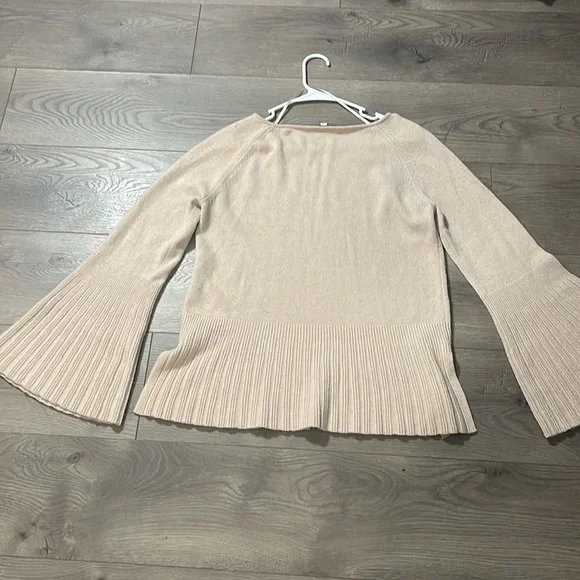 Elizabeth and James Women's Scoop neck sweater, Size XS - Picture 10 of 10